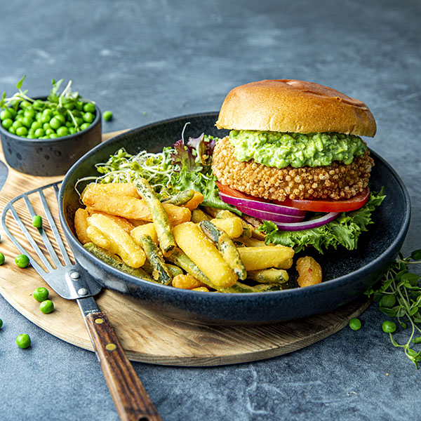 Veggieburger med ertekrem og grønnsaksfries