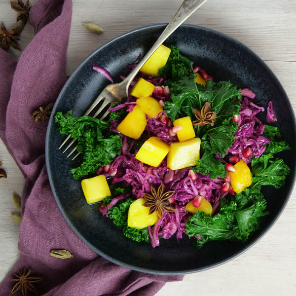 Mangolsalat med grønnkål og rødkål på tallerken