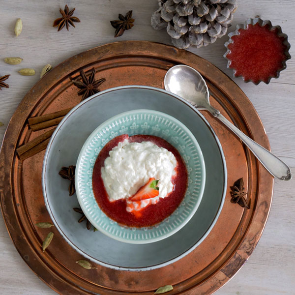 Riskrem med jordbærsaus i skål