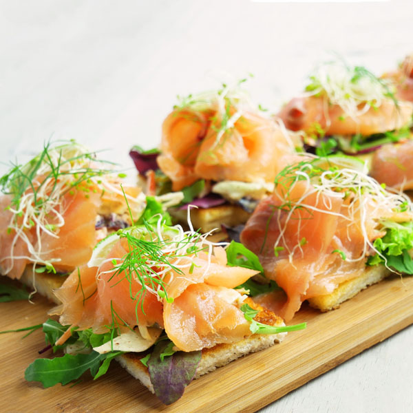 Røkelaks på toast med dill og spirer på tregfjøl