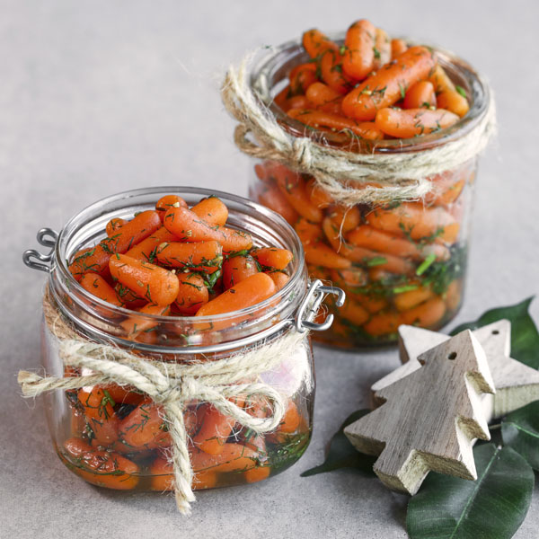 To glass med syltede babygulrøtter