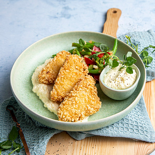 Røstipanert fisk med blomkålmiks og blåmkålpure