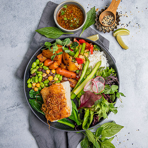 Soyastekt torsk med salat, grønnsaker og bønner