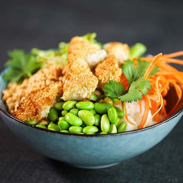 Poke bowl med sprø fisk, soyabønner, gulrot, salat og koriander. 