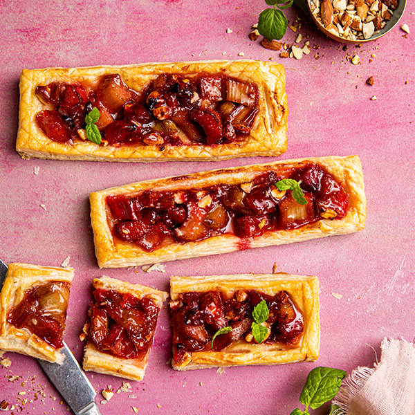 Butterdeigsstenger med rabarbra på rosabakgrunn