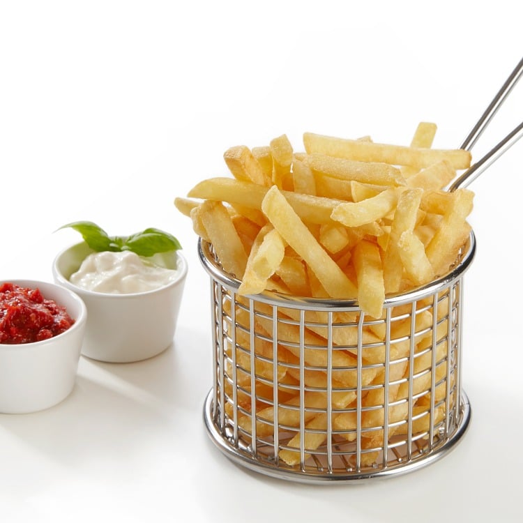 Produktbilde: Steakhouse skinny fries i trådkurv med ketchup og dipp i porsjonsskåler ved siden av.