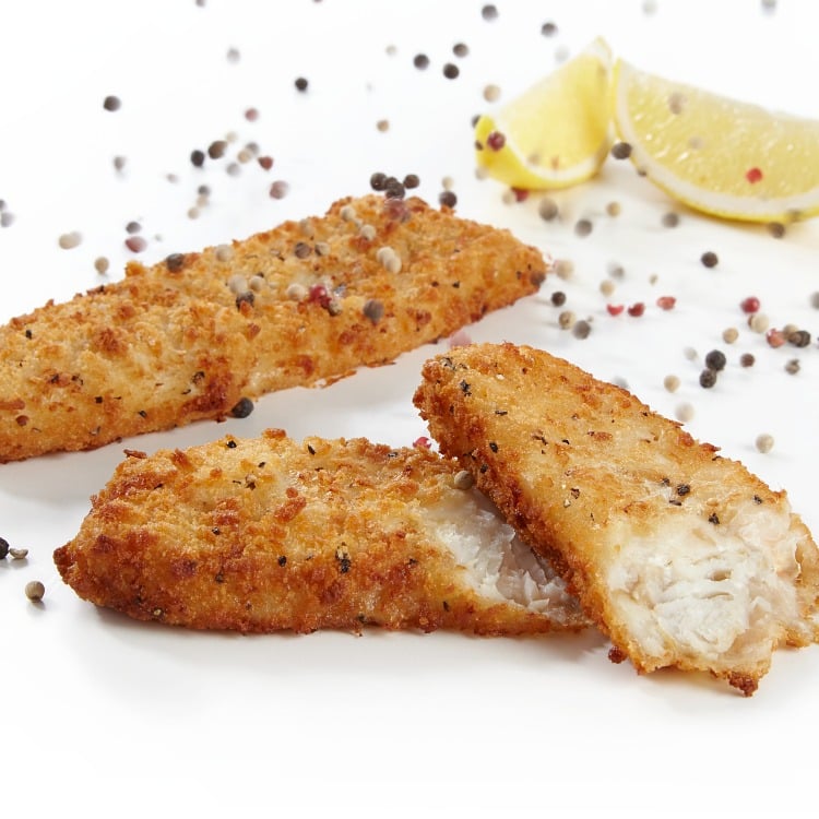 Produktbilde inspirasjon: Lettpanert torsk med sitron og pepper på seng av stekte grønnsaker og tomater.